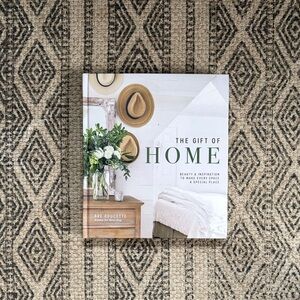 Cette 'The Gift of Home' Book - White and Green Cover